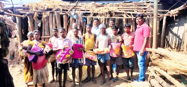 गांधी पुण्यतिथि पर पहाड़ी कोरवा परिवार को शालेय शिक्षक संघ ने बांटे  कम्बल