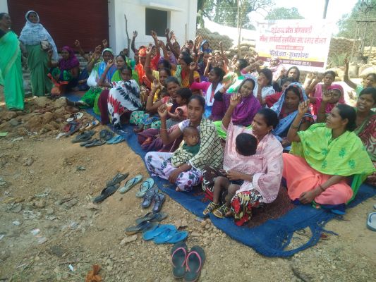 आंगनबाड़ी कर्मियों की बेमियादी हड़ताल जारी
