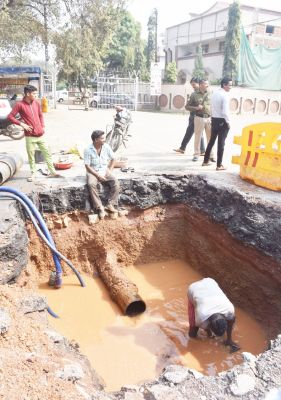 पाइप लाइन फटी...