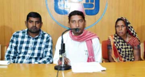 ब्याज पर रुपये देने वाले ने किया किसानों के साथ धोखाधड़ी