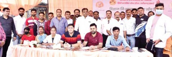 स्वास्थ्य शिविर में सैकड़ों की मुफ्त में जांच