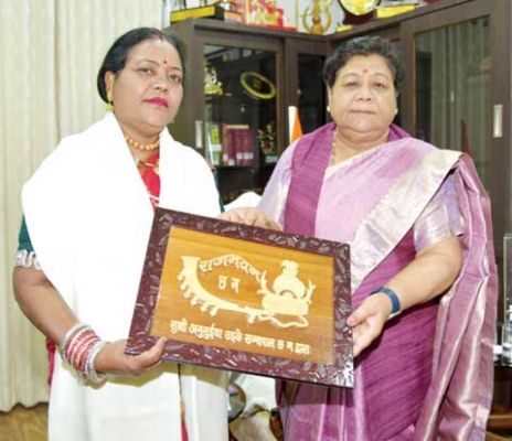 राज्यपाल से पद्मश्री के लिए चयनित पंडवानी कलाकार उषा बारले ने की भेंट