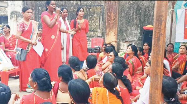 आंबा कार्यकर्ताओं व सहायिकाओं की अनिश्चितकालीन हड़ताल जारी