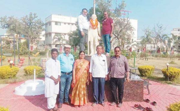 भाजपाइयों ने किया राष्ट्रपिता की प्रतिमा पर माल्यार्पण