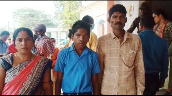 दिव्यांग बालक छात्रवृत्ति व ट्राई साइकिल की मांग को लेकर पहुंचा जनदर्शन