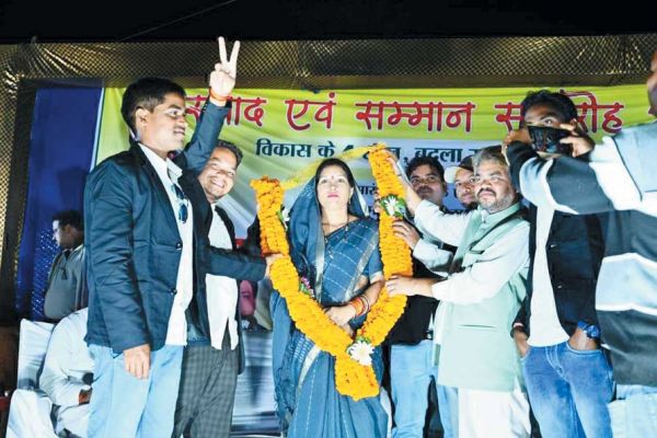 कर्मा नृत्य के साथ विधायक का भव्य स्वागत