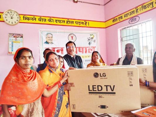  आईबी ग्रुप ने स्कूलों व आंगनबाड़ी में प्रदान किया स्मार्ट टीवी