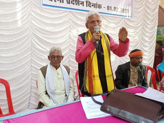 एकलव्य विद्यालय की खराब व्यवस्था को सुधारने और आयुक्त को हटाने पालकों ने दिया धरना