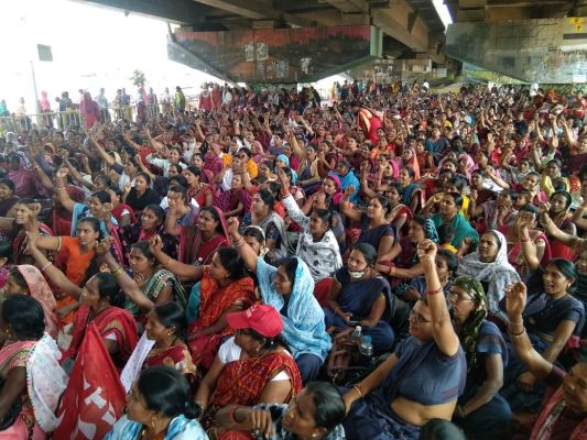 अनिश्चितकलीन हड़ताल में आंगनबाड़ी कार्यकर्ताओं की आरपार लड़ाई की चेतावनी