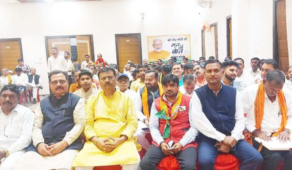 केंद्र सरकार की जनकल्याणकारी योजनाओं की जानकारी जन-जन को दें - जामवाल