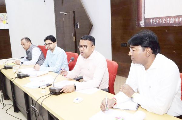 राजस्व प्रकरणों के निराकरण में विलंब बर्दाश्त नहीं-कलेक्टर 