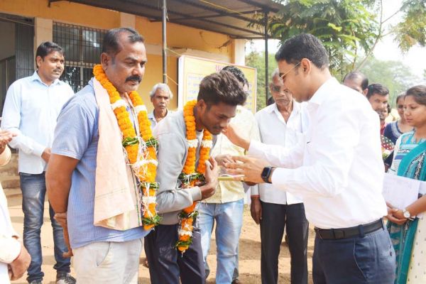 धान खरीदी के अंतिम दिन कलेक्टर ने धान बिक्री करने पहुंचे किसानों का किया स्वागत