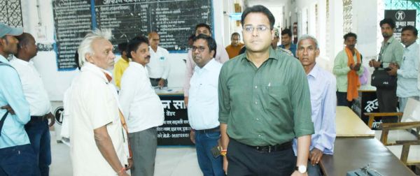 कलेक्टर ने देखा कुरूद के राजस्व दफ्तरों का हाल 