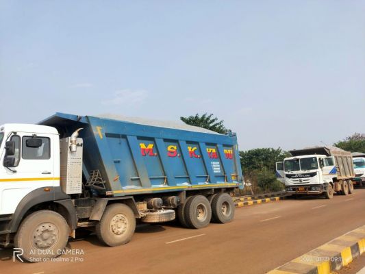 ओवर लोड हाईवा संचालकों  पर पुलिस की कार्रवाई