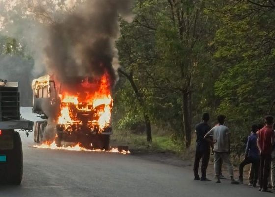ट्रेलर में आग, ड्राइवर ने कूदकर बचाई जान