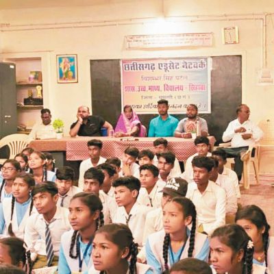 पीएम मोदी की परीक्षा पे चर्चा को स्कूली बच्चों ने ध्यान से सुना