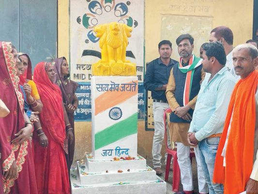 जिला पंचायत अध्यक्ष ने किया राष्ट्रीयप्रतीक का अनावरण