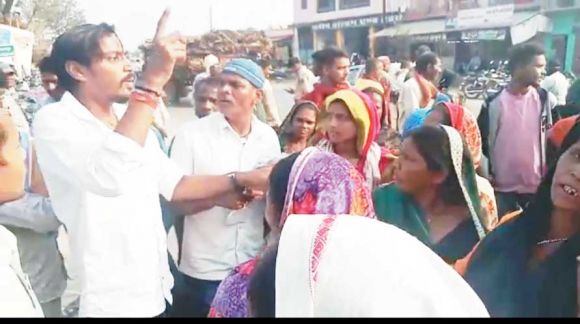 पट्टा की मांग को ले वार्डवासी पहुंचे एसडीएम ऑफिस, घेराव व धरना-प्रदर्शन की चेतावनी