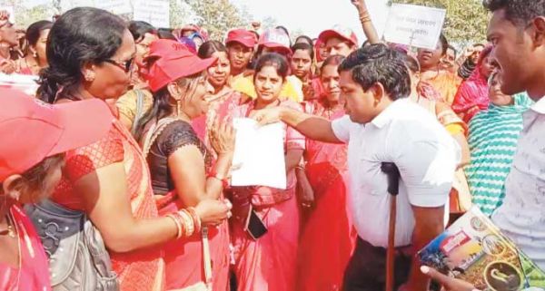 आंगनबाड़ी कार्यकर्ताओं ने सीएम और महिला बाल विकास मंत्री के नाम कलेक्टर को ज्ञापन सौंपा