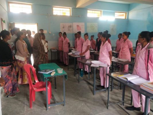 विधायक ने नर्सिंग कॉलेज में सुनी समस्याएं