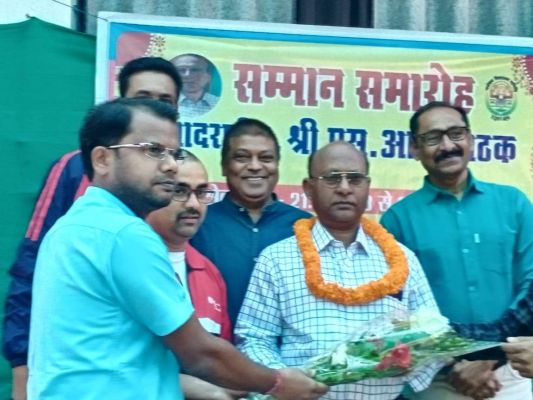 सेवानिवृति पर जवाहर नवोदय विद्यालय के प्राचार्य पाठक को दी विदाई
