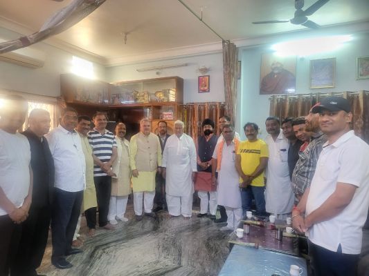 भाजपा सम्मेलन, दिग्गजों से मिल रहे जामवाल