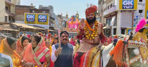 बाबा रामदेव की शोभायात्रा का कांगे्रसियों ने किया स्वागत