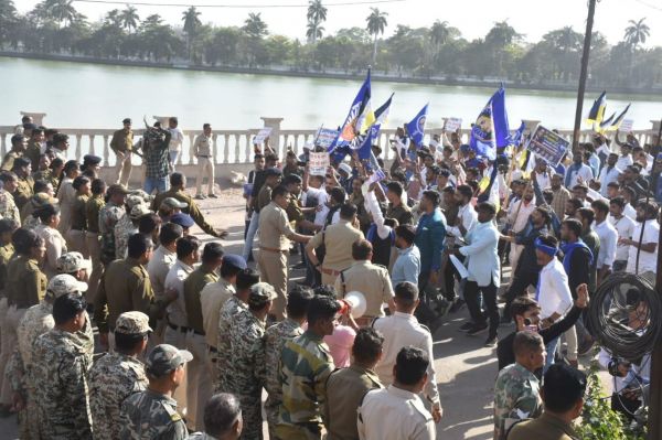 सीएम हाउस घेरने जा रहे भीम आर्मी के कार्यकर्ताओं को पुलिस ने रोका