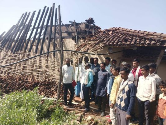 शरारती तत्वों ने घर के दरवाजे को बंद कर लगाई आग,  अनाज व तीन कमरे खाक