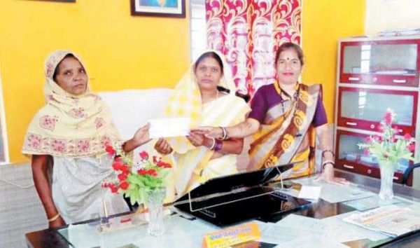 राष्ट्रीय परिवार सहायता की राशि पाकर हराबाई की खुशी के आंसू छलक आई