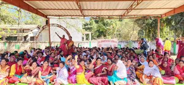 मांगों को ले आंबा कार्यकर्ता-सहायिका बेमुद्दत हड़ताल पर