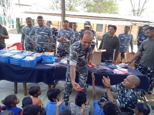 सिविक एक्शन कार्यक्रम: ग्रामीणों को बांटे कंबल-कपड़े