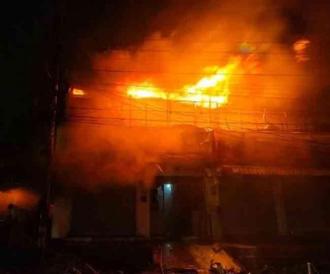 गोदाम में लगी आग, लाखों पेंट जलकर खाक