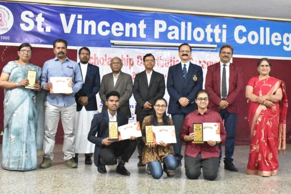 पैलोटी कॉलेज में छात्रवृत्ति वितरण समारोह