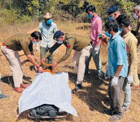 अज्ञात  व्यक्ति ने फांसी लगाई, पुलिस ने किया अंतिम संस्कार
