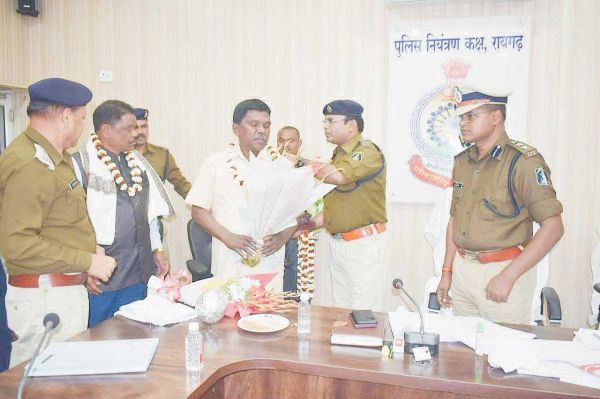 डीएसपी राकेश भोई व हेड कांस्टेबल निरंतर मिंज हुए सेवानिवृत्त, दी विदाई 