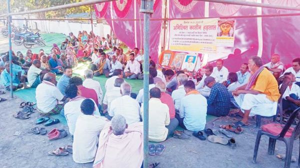 सारडा एनर्जी के खिलाफ ग्रामीण कर रहे आंदोलन, खदान में खुदाई 17 दिनों से बंद