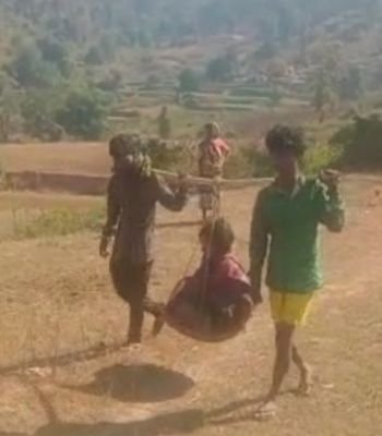 सडक़ नहीं, झेलगी पर बैठा गर्भवती को अस्पताल ले जाने जद्दोजहद