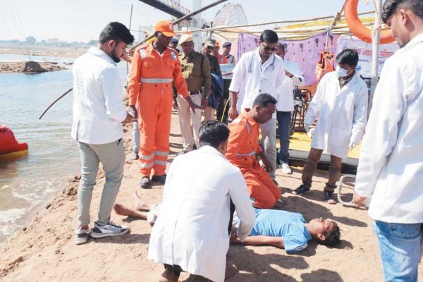 राजिम मेला स्थल पर राज्य आपदा प्रबंधन टीम का मॉक ड्रिल