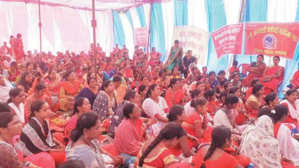 आंगनबाड़ी कार्यकताओं व सहायिकाओं का धरना जारी