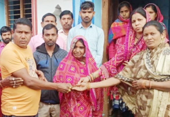 पात्र हितग्राहियों को सरपंच ने दी श्रद्धांजलि राशि