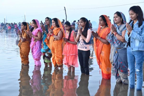माघ पूर्णिमा पर श्रद्धालुओं ने लगाई त्रिवेणी संगम में डुबकी