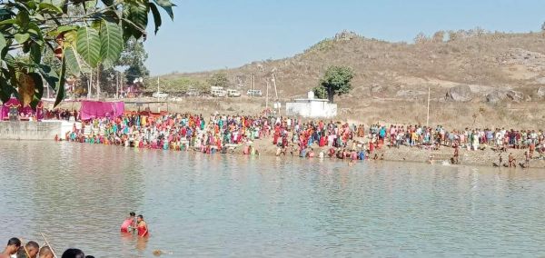 कर्णेश्वर में हजारों ने लगाई आस्था की डुबकी