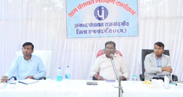 पंचायतों के विकास कार्यों की कलेक्टर ने समीक्षा
