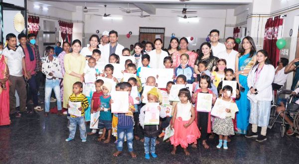 नन्हें मजबूत कूचों ने बिखेरी कलात्मकता