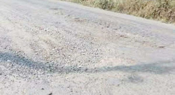 घरघोड़ा से लैलूंगा की सडक़ का काम धीमा, घटिया निर्माण की शिकायत