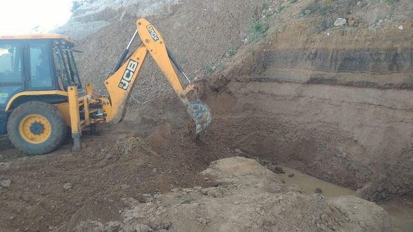 नदी किनारे गड्डे कर अवैध कोयला खुदाई करने की शिकायतें