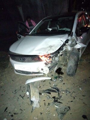 झपकी, सडक़ किनारे खड़ी पिकअप से टकराई कार, मां-बेटी गंभीर