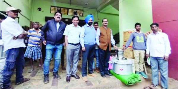 एनएमडीसी ने बांटे ग्रामीणों को टेन्ट सामान
