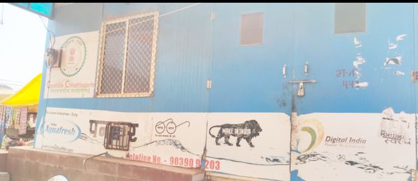 महीनों से खराब वाटर मशीन से लोग परेशान